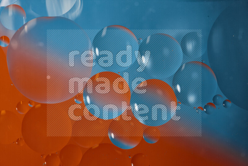 لقطات مقربة لفقاعات من الزيت على سطح الماء باللون الأزرق والبرتقالي