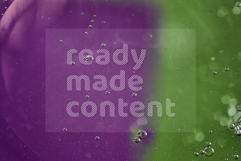 لقطات مقربة لفقاعات من الزيت على سطح الماء باللون الأخضر والأرجواني