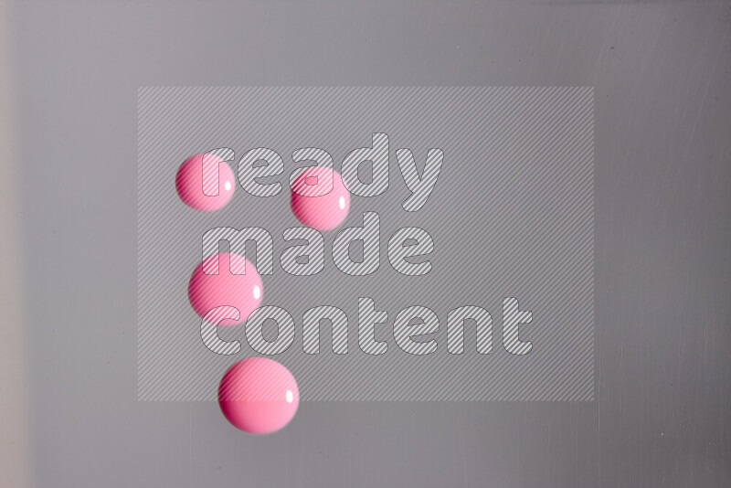 لقطات مقربة لقطرات من اللون الوردي على الخلفية