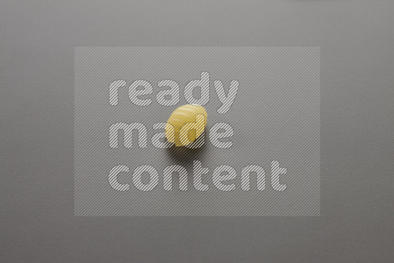 معكرونة ودعة علي خلفية رمادية