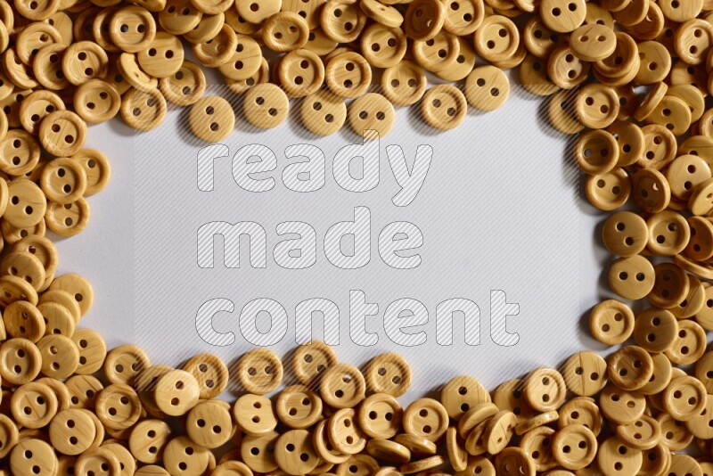 أزرار خشبية موضوعة علي خلفية رمادية