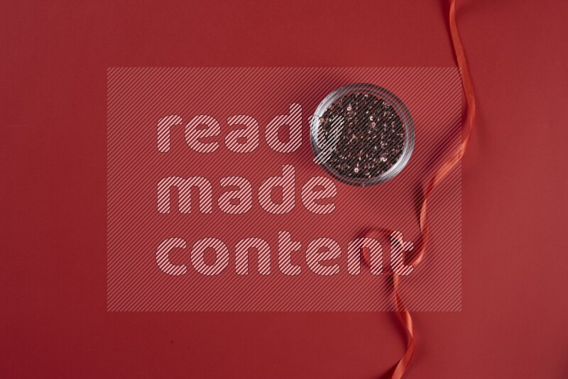 مجموعة من أدوات الخياطة والتفصيل حمراء اللون على خلفية حمراء