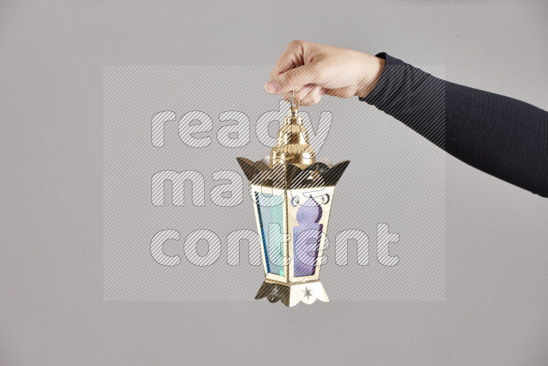 امرأة ترتدي عباءة سوداء تحمل فوانيس رمضانية مختلفة في أوضاع متعددة