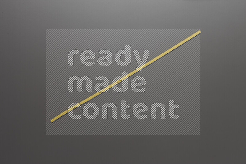 معكرونة شرايط علي خلفية رمادية