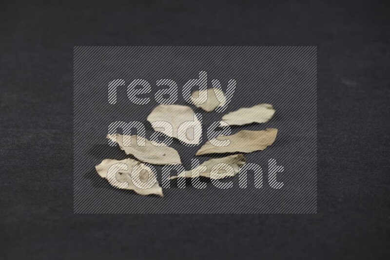 أوراق الغار المجففة علي خلفية سوداء