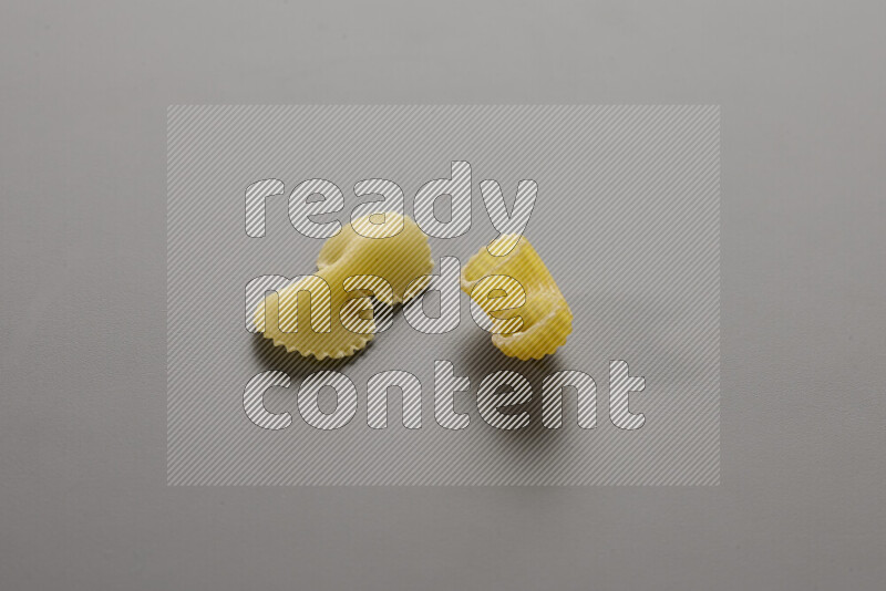 معكرونة فيونكة مع أنواع أخري من المعكرونة علي خلفية رمادية