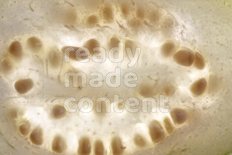 شرائح من الجوافة علي خلفية بيضاء مضيئة