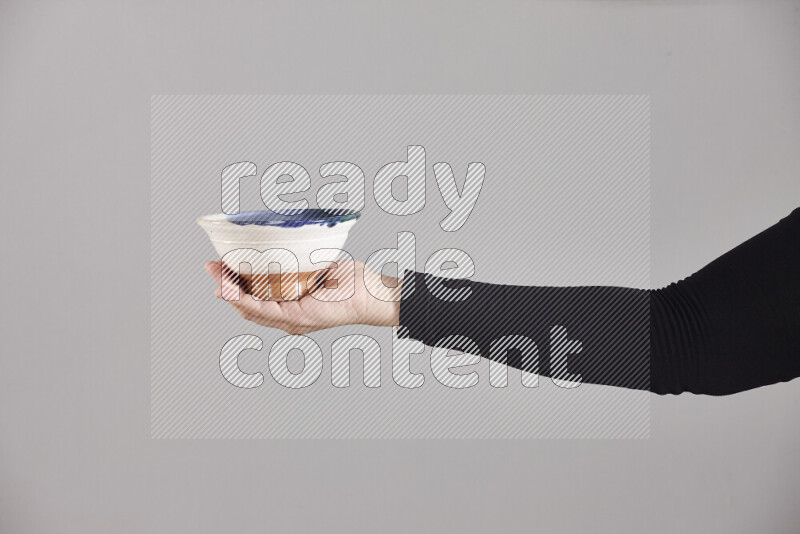 امرأة ترتدي عباءة سوداء تحمل أدوات فخارية مختلفة في أوضاع متعددة