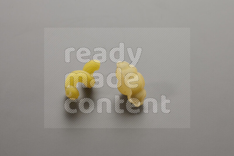 معكرونة تويست مع أنواع أخري من المعكرونة علي خلفية رمادية