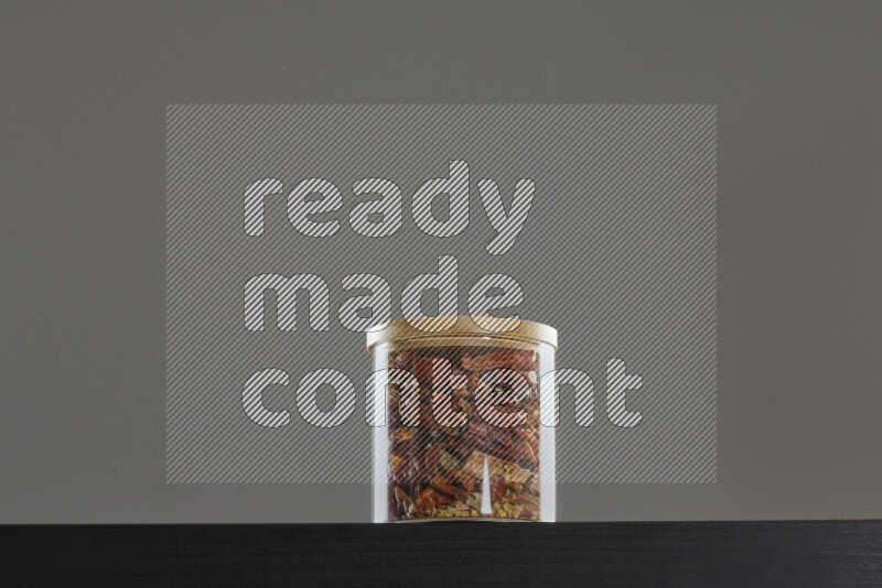 فلفل حار في وعاء زجاجي على خلفية سوداء