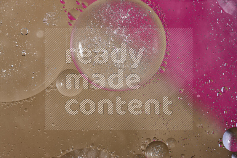 لقطات مقربة لفقاعات من الزيت على سطح الماء باللون الوردي والبني