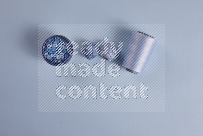 مجموعة من أدوات الخياطة والتفصيل زرقاء اللون على خلفية زرقاء