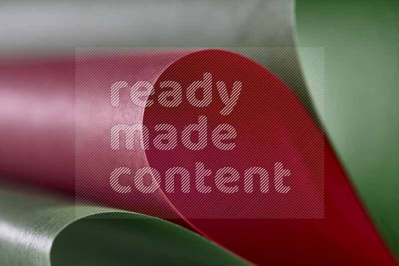 فن تجريدي يعرض المنحنيات المرتبة للأوراق باللون الأحمر والأخضر