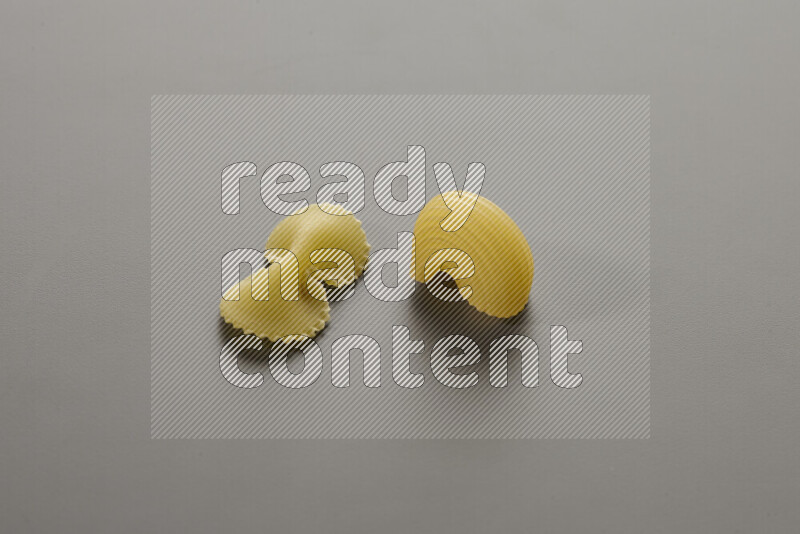 معكرونة فيونكة مع أنواع أخري من المعكرونة علي خلفية رمادية