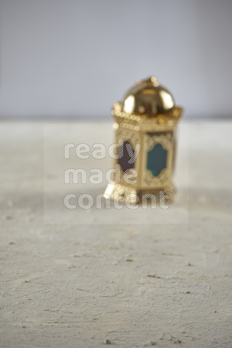 فانوس موضوع علي خلفية بيضاء