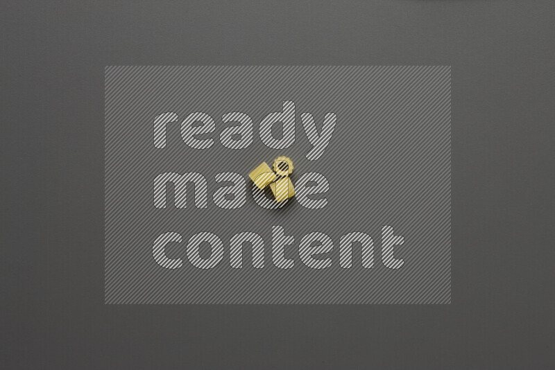 معكرونة مرمرية علي خلفية رمادية