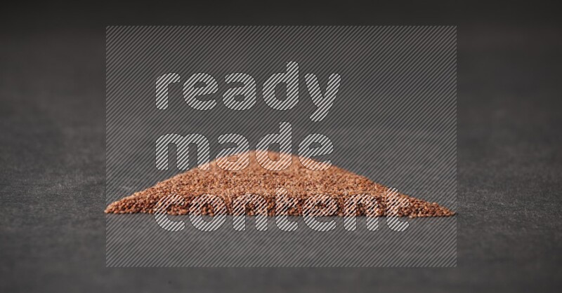 بذور حب الرشاد علي شكل مثلث علي خلفية سوداء