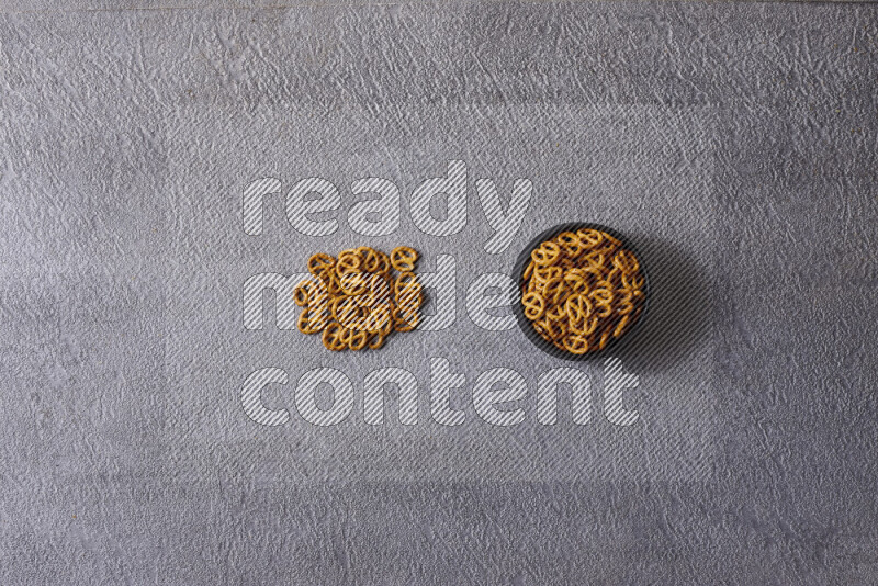 وجبات خفيفة متنوعة في أوعية فخارية على خلفية رمادية