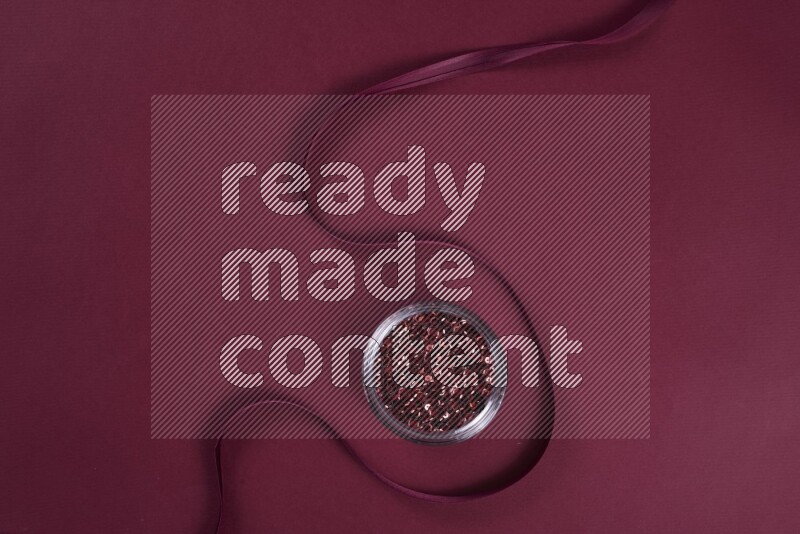 مجموعة من أدوات الخياطة والتفصيل حمراء اللون على خلفية حمراء