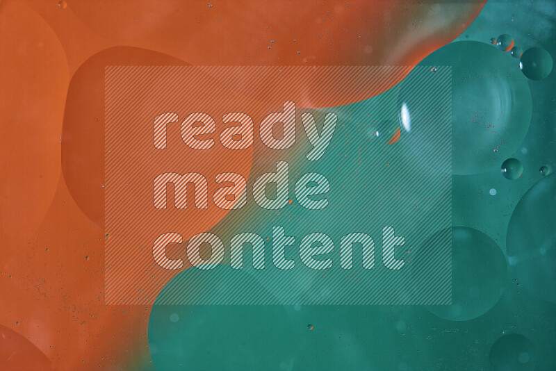 لقطات مقربة لفقاعات من الزيت على سطح الماء باللون الأخضر والبرتقالي