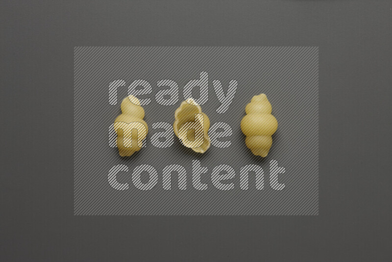 معكرونة قواقع علي خلفية رمادية