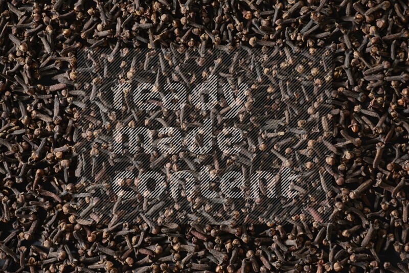 حبوب القرنفل المنتشر علي خلفية سوداء