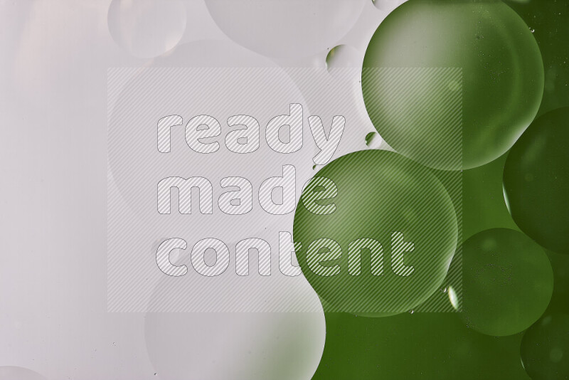 لقطات مقربة لفقاعات من الزيت على سطح الماء باللون الأبيض والأخضر