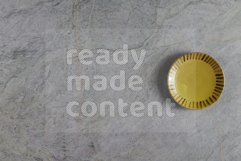 صحن فخاري متعدد الألوان على خلفية من الرخام الرمادي