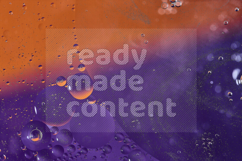 لقطات مقربة لفقاعات من الزيت على سطح الماء باللون البرتقالي والأرجواني