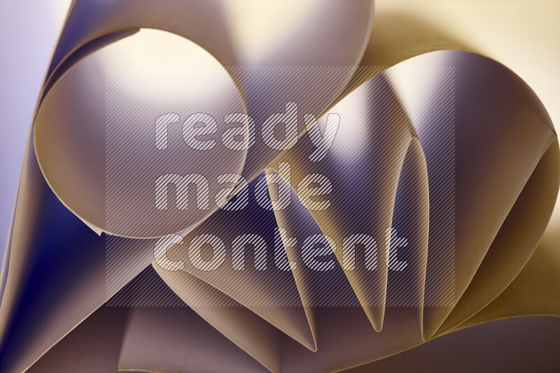 عرض فني لطيات الورق تخلق مزيج من الأشكال الهندسية، مضاءة بإضاءة ناعمة بدرجات دافئة