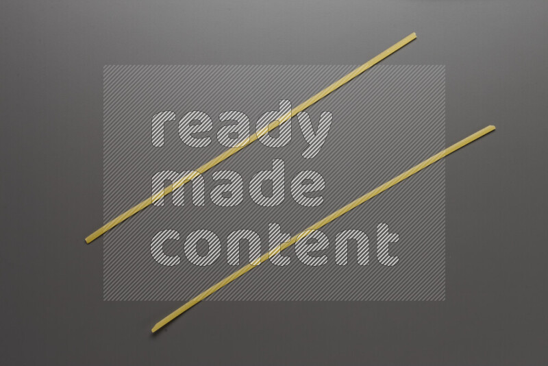 معكرونة شرايط علي خلفية رمادية