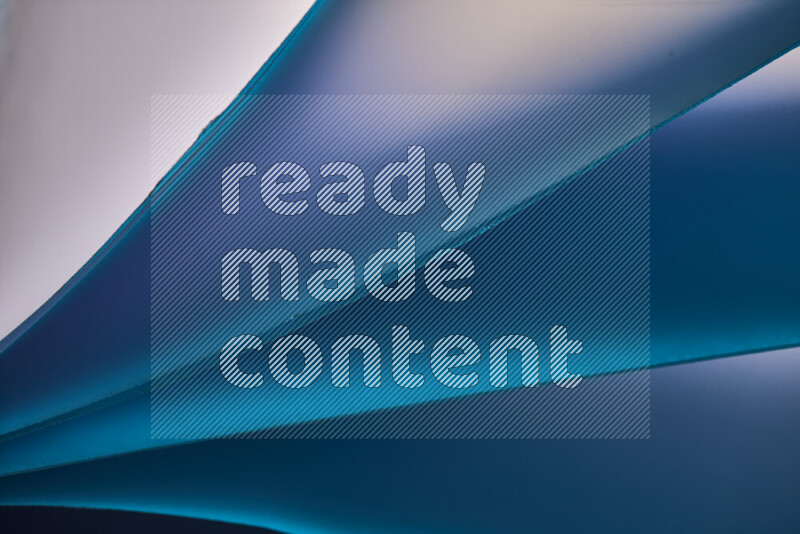 فن تجريدي يعرض منحنيات مع تدرجات الألوان الباردة مكونه بضوء ملون