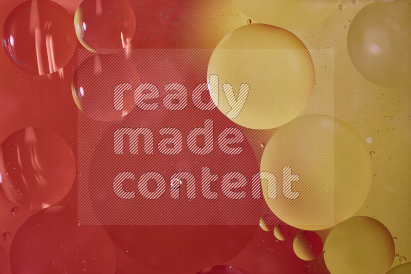 لقطات مقربة لفقاعات من الزيت على سطح الماء باللون الأحمر والأصفر