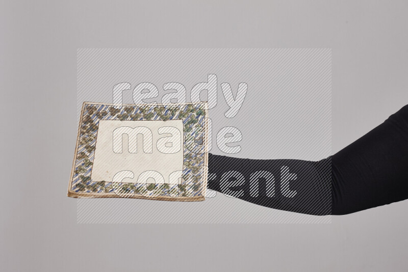 امرأة ترتدي عباءة سوداء تحمل أدوات فخارية مختلفة في أوضاع متعددة