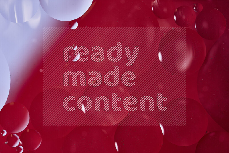 لقطات مقربة لفقاعات من الزيت على سطح الماء باللون الأبيض والأحمر