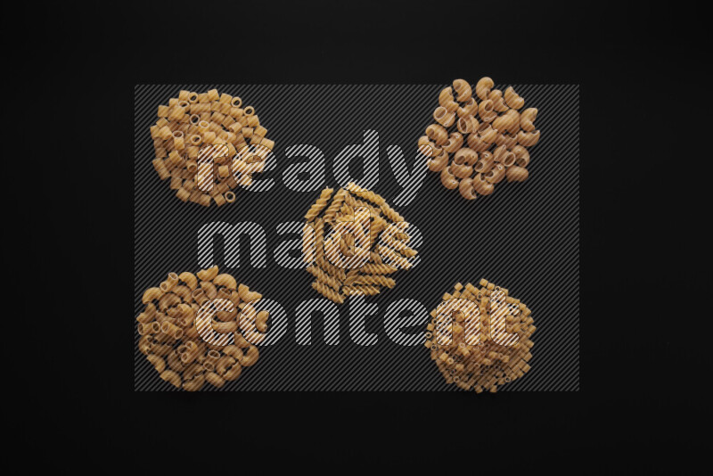 أنواع مختلفة من المعكرونة علي خلفية سوداء