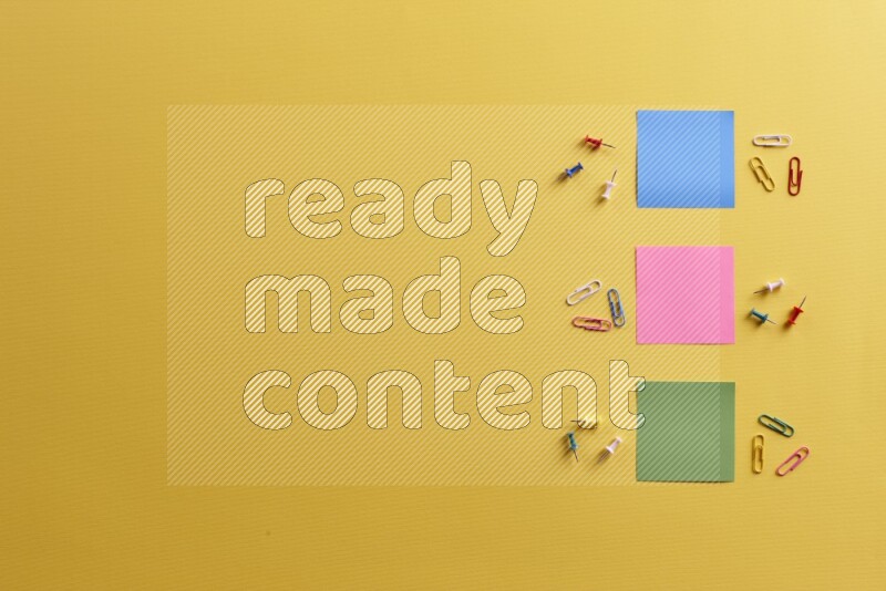 ورق ملاحظات متعدد الألوان مع مستلزمات مدرسية على خلفية صفراء