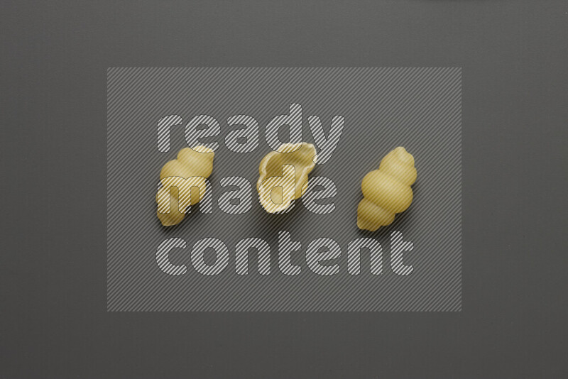 معكرونة قواقع علي خلفية رمادية