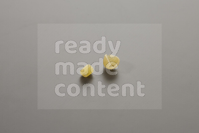 معكرونة مرمرية مع أنواع أخري من المعكرونة علي خلفية رمادية