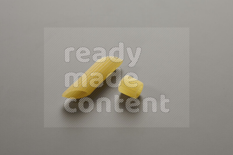 معكرونة فرن مع أنواع أخري من المعكرونة علي خلفية رمادية