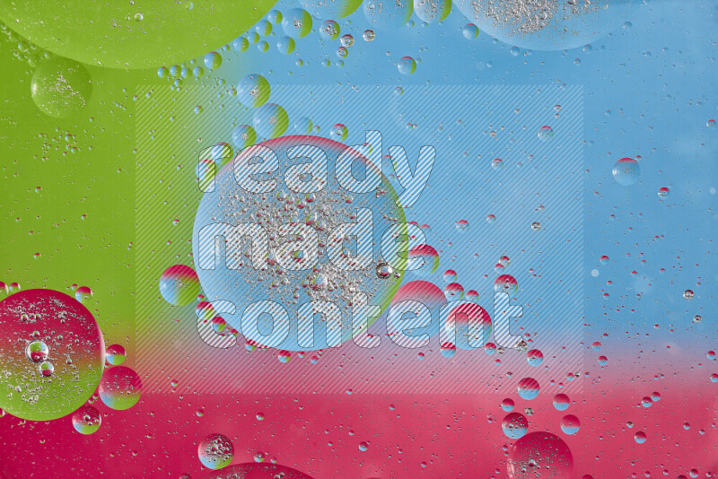 لقطات مقربة لفقاعات من الزيت على سطح الماء باللون الوردي والأخضر والأزرق