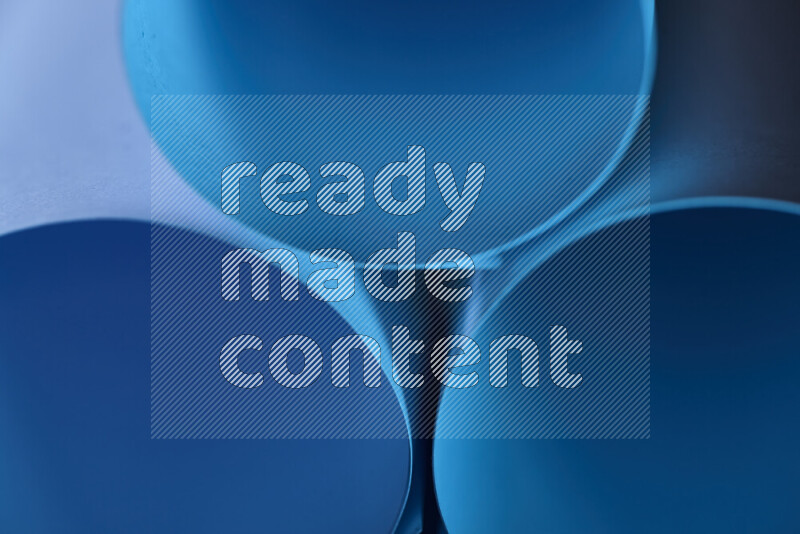 الصورة تعرض فن ورقي تجريدي بأشكال دائرية بدرجات متنوعة من اللون الأزرق