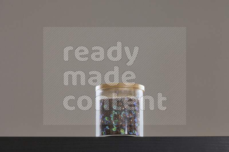 ترتر ملون في وعاء زجاجي علي خلفية سوداء