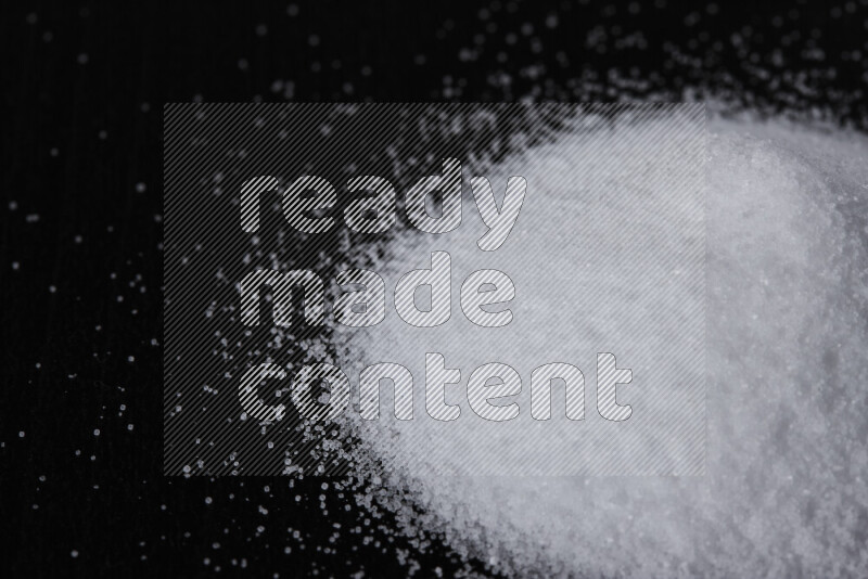 حفنة من ملح الطعام الناعم على خلفية سوداء