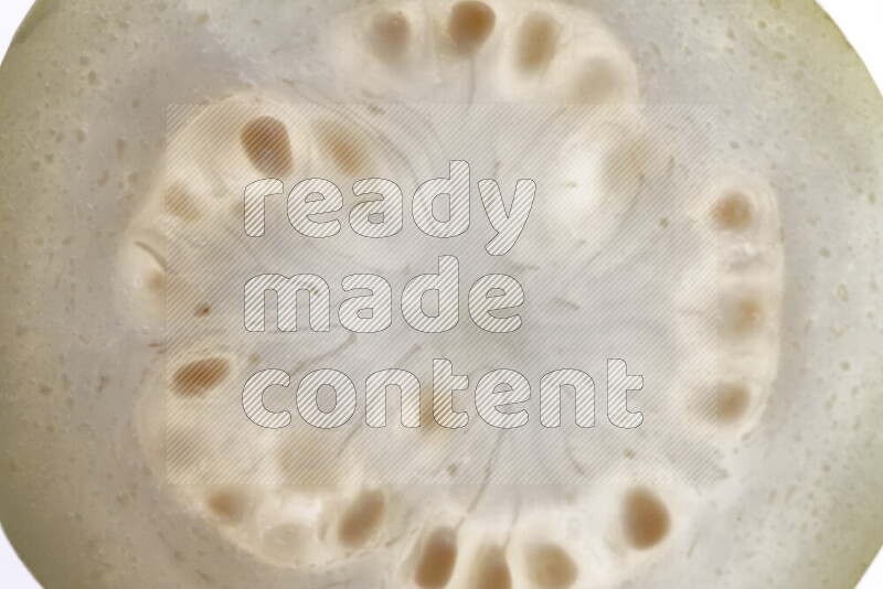 شرائح من الجوافة علي خلفية بيضاء مضيئة