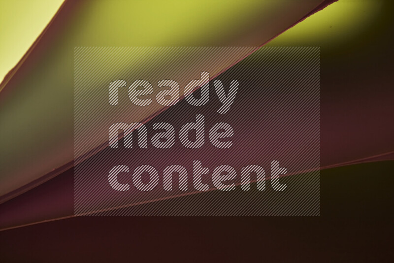 فن تجريدي يعرض منحنيات مع تدرجات الألوان الدافئة والباردة مكونه بضوء ملون