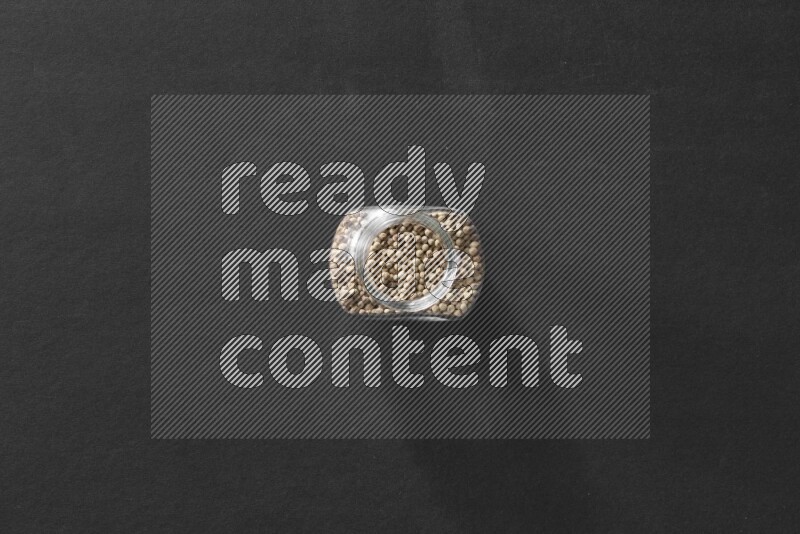 فلفل أبيض في وعاء زجاجي علي خلفية سوداء