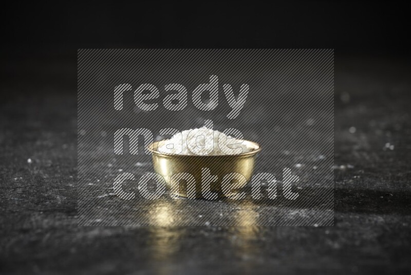 فواكه مجففة في وعاء معدني علي خلفية سوداء