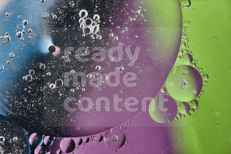 لقطات مقربة لفقاعات من الزيت على سطح الماء باللون الأرجواني والأخضر والأزرق