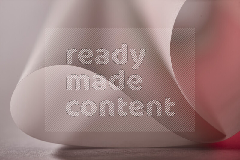 فن تجريدي يعرض منحنيات وتدرجات اللون الأحمر والرمادي مكونه بضوء ملون